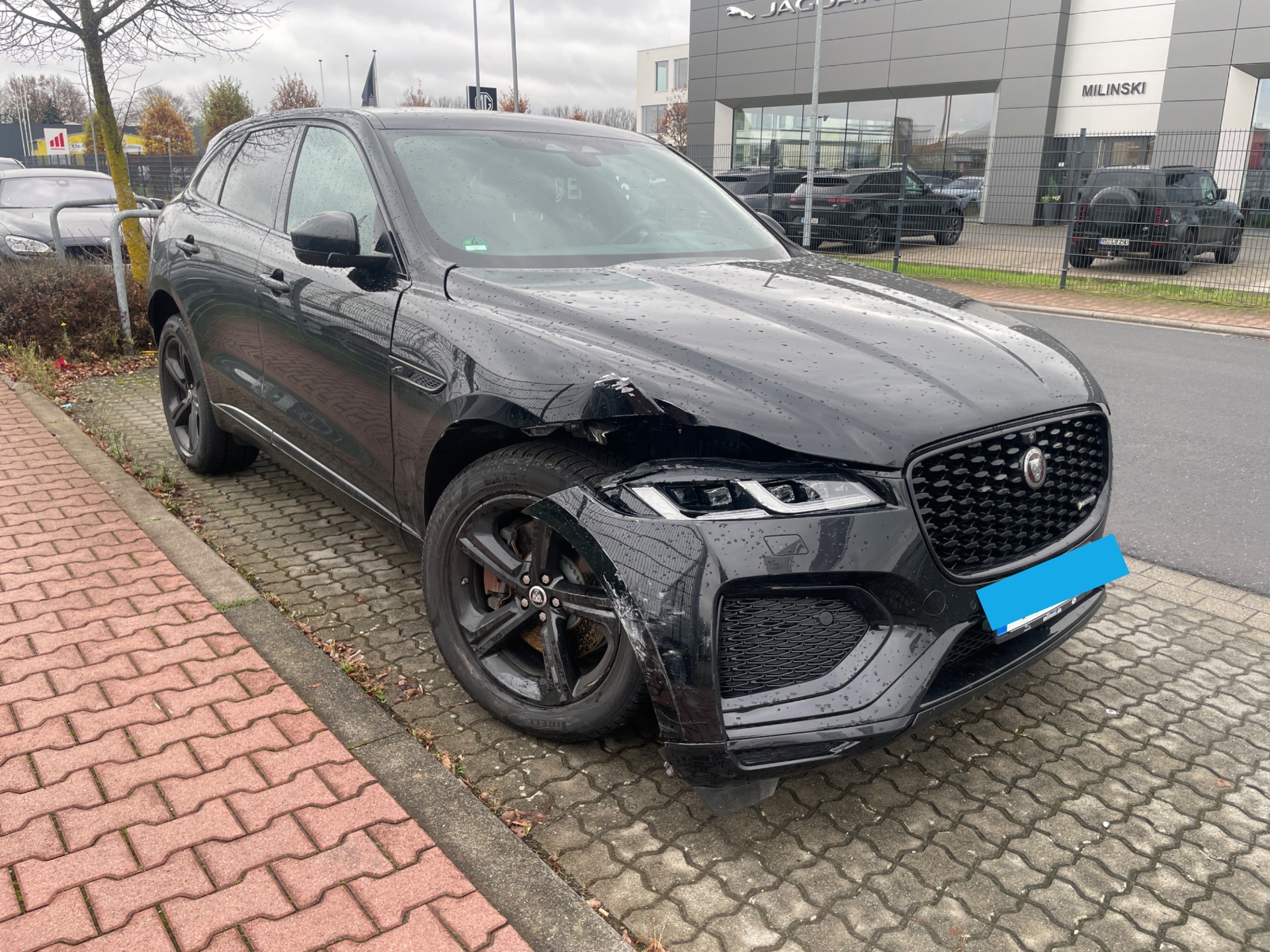 Schwarzer Jaguar F-Pace mit Frontschaden vorne rechts – Haftpflichtfall, dokumentiert von Kfz-Gutachter Özdemir